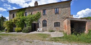 Ficulle, farmhouse with beautiful loggia, terrace and land
