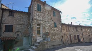 Fabro Carnaiola two-storey house panoramic for sale