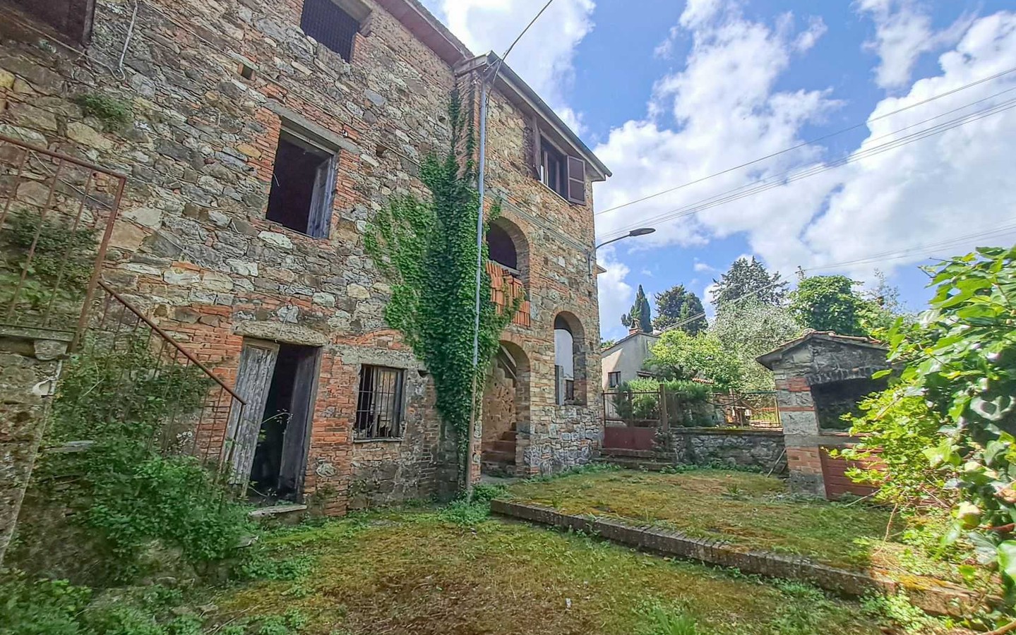House in Stabbiano - view 1