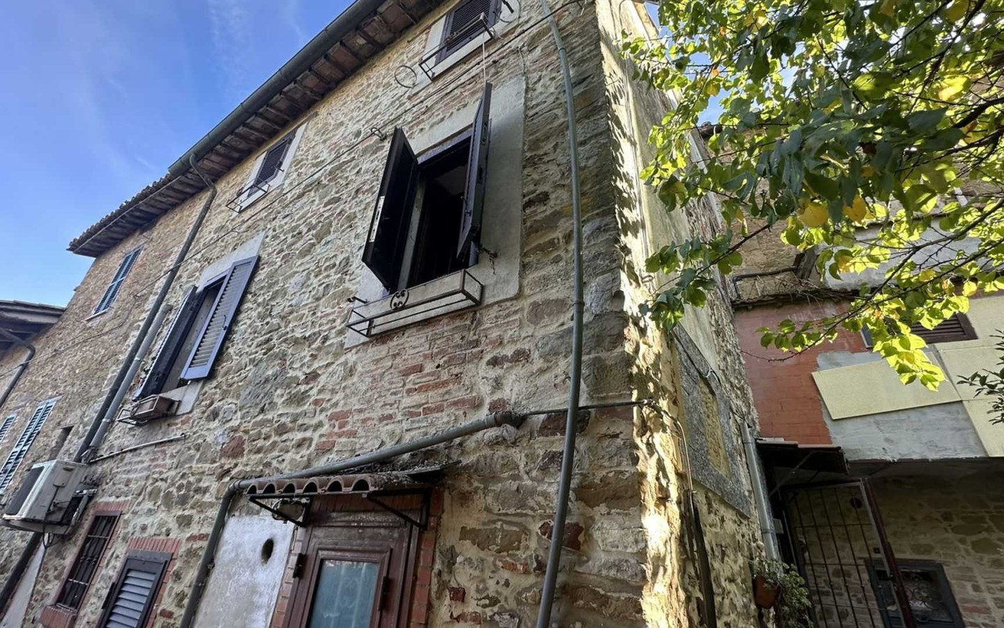 House in Fontignano - view 1